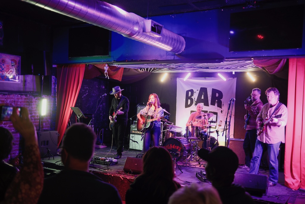 Michelle & The Golden Dust logo